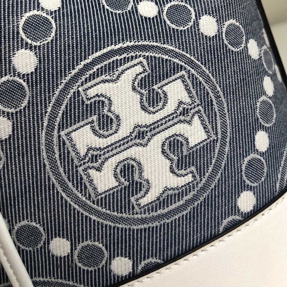 Tory Burch Denim Bucket Bag
Size: 15 * 11.5 * 19 - Picture 6 of 9